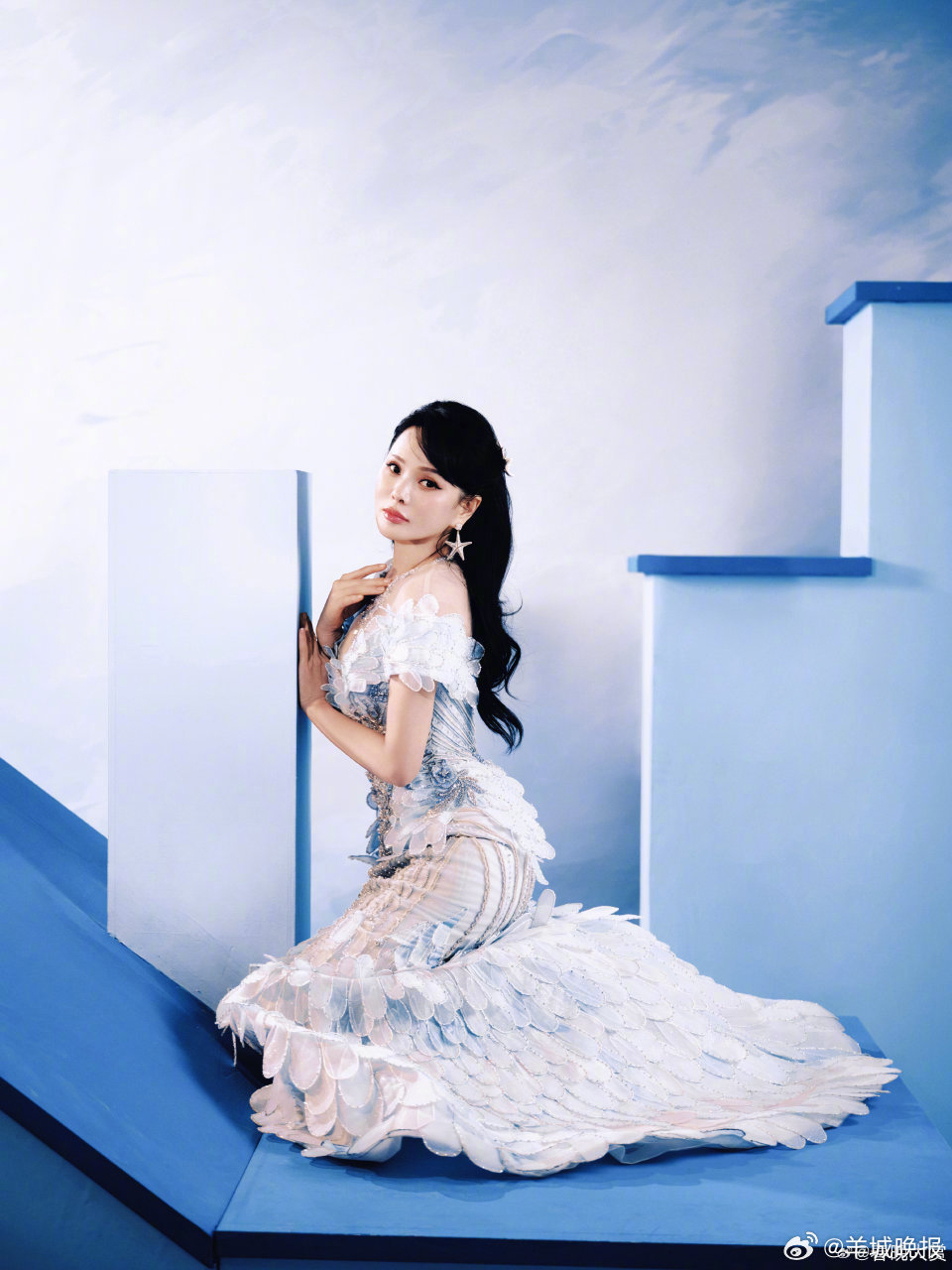 【#伊能静春晚踏浪造型#】人鱼踏浪，美貌全开！春晚这套蓝色渐变礼服太绝，亮片鱼鳞