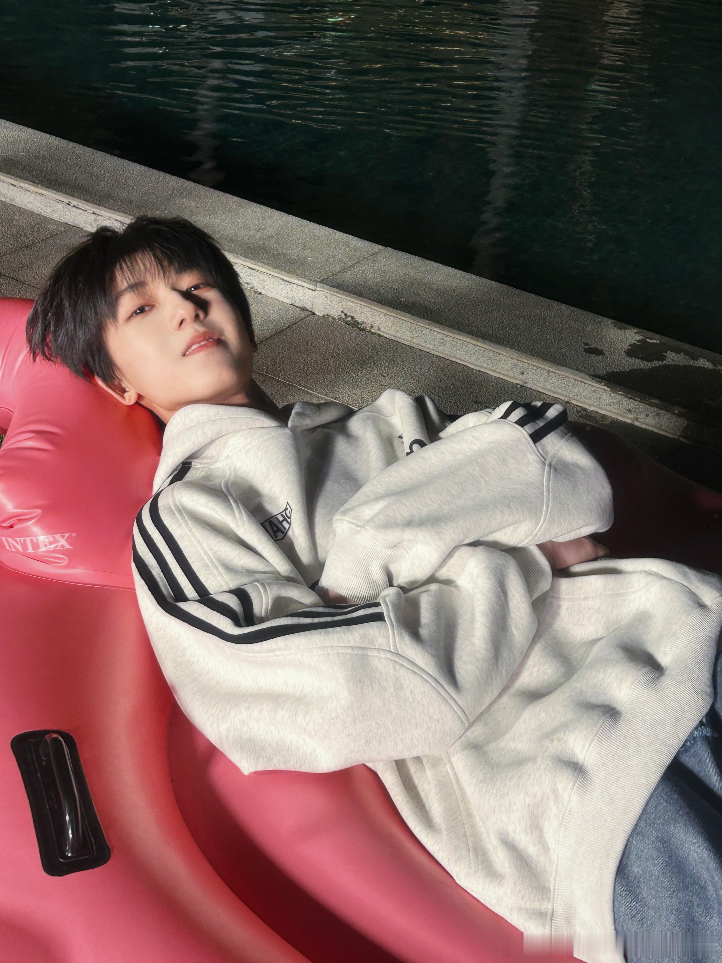 杨博文发微博了 还是应援色🩷🩷 杨博文疯狂想象自己在游泳池之上