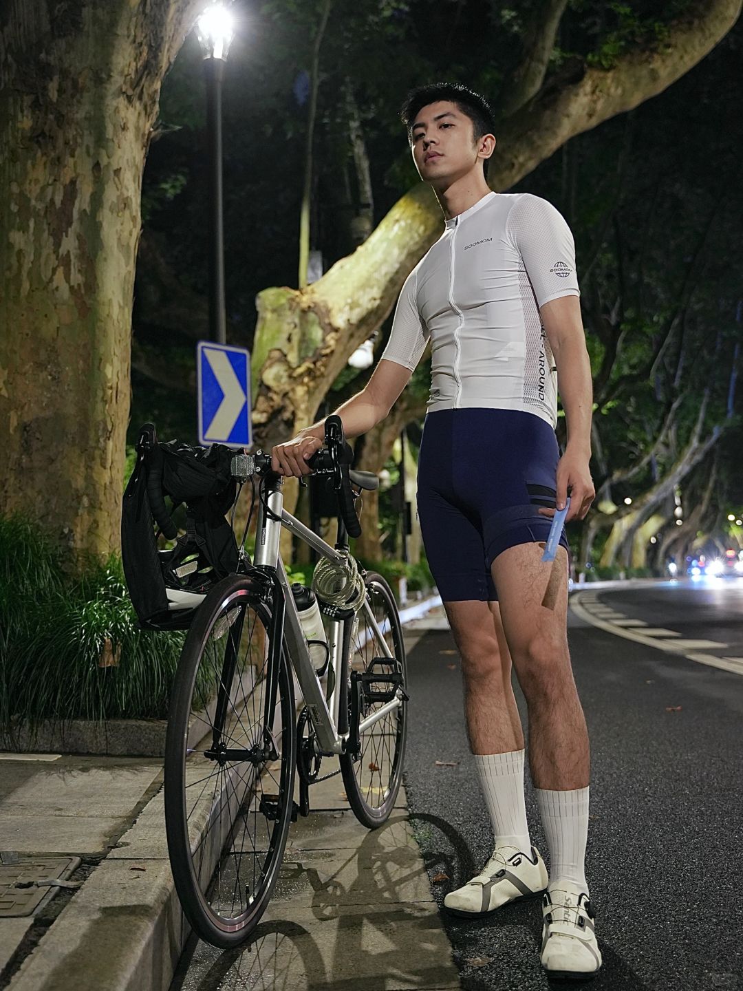 明天的烦恼留给明天，骑车、睡觉才是正经事