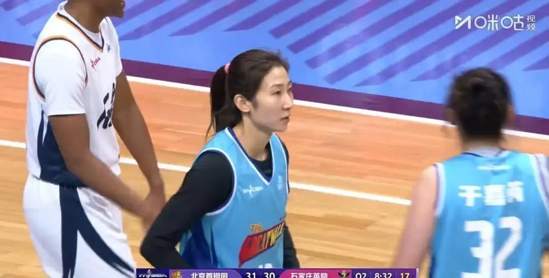 你看到29分10篮板的超级数据，却看不到她最后一攻时被三人围堵、队友无人接应的五