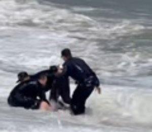 群众被海浪卷走，三名警察飞奔下海救人 ​​​