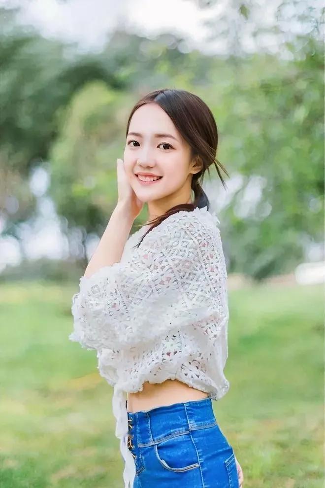 卡耐基写给女人的一生幸福忠告:
待人处世的第一大原则就是，
不要批评、责怪或抱怨