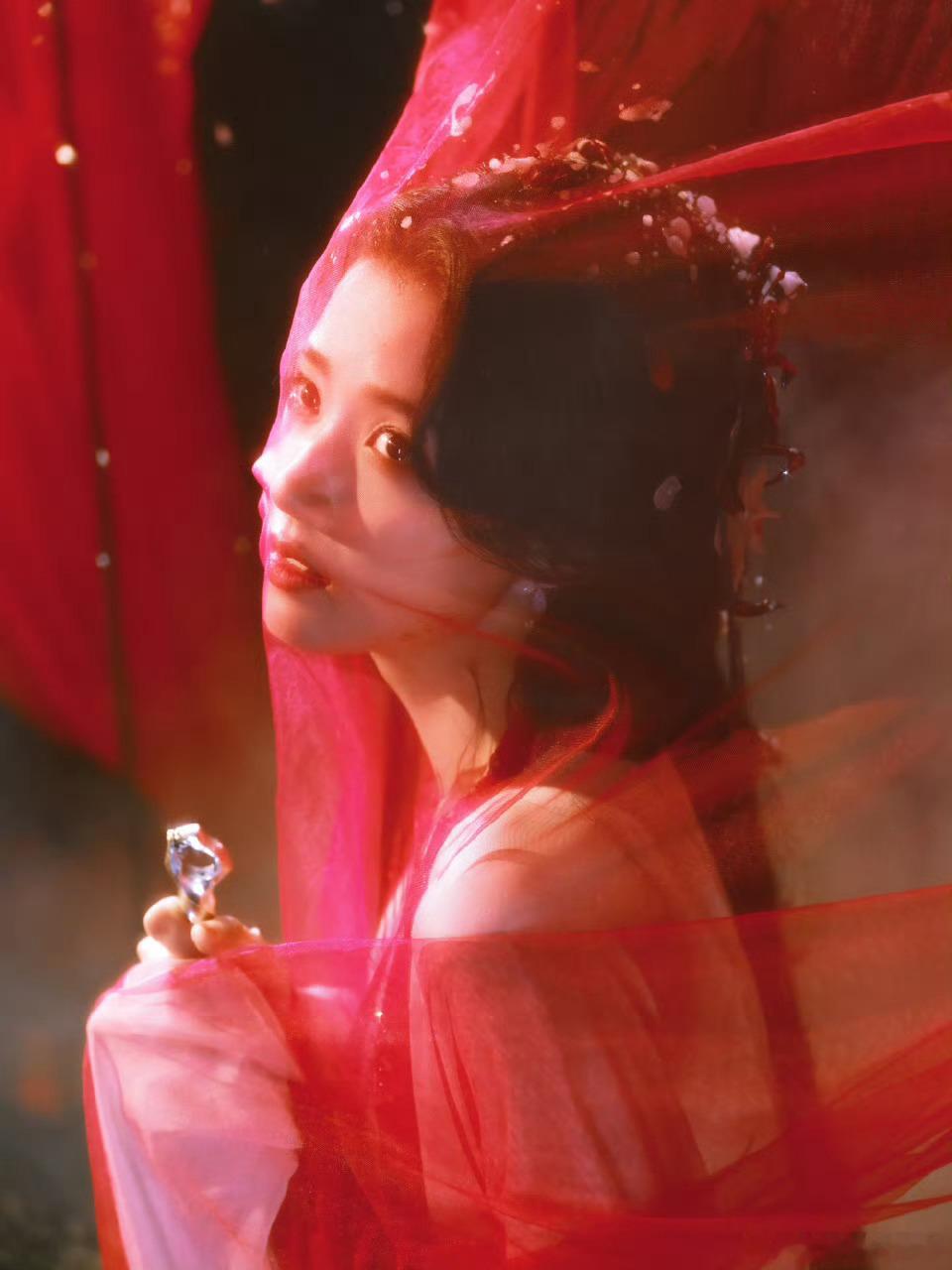 卢昱晓新剧妆造美出新高度妩媚和清冷切换得丝滑，这颜值状态谁看了不喊句老婆，卢昱晓