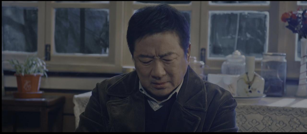 《方圆八百米》最刀人的一场戏，就是丁勇岱演的父亲在大年三十的饭桌上亲手抓捕自己的