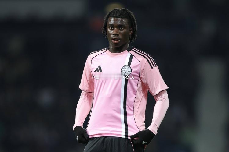 据英国媒体Teamtalk报道，曼城和切尔西密切关注莱斯特城16岁小将杰里米·蒙