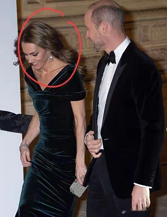 威廉凯特时隔一年再次携手出席音乐会，两口子边走边聊，感情太好了，威廉说了啥？逗得