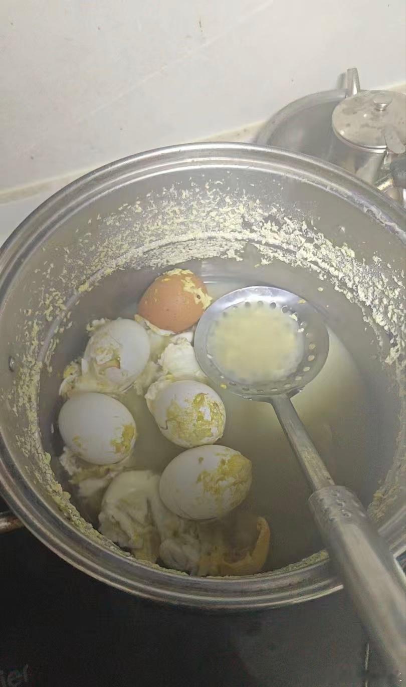 一位网友的老婆给他做了水煮鸡蛋。 
