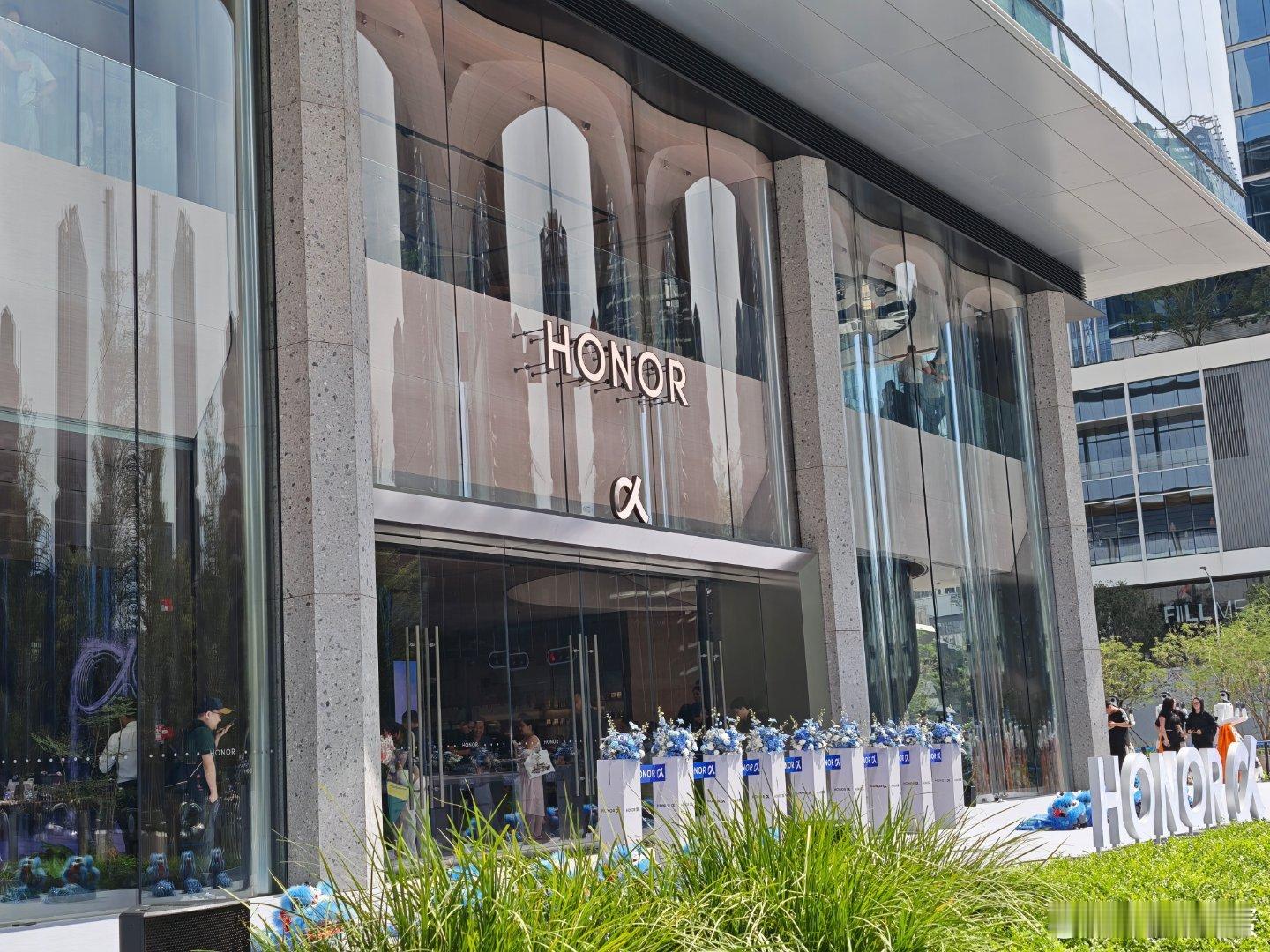 荣耀在深圳湾万象城二期开了一个全球旗舰店，今天第一天开业很热闹，在二楼溜达还遇见