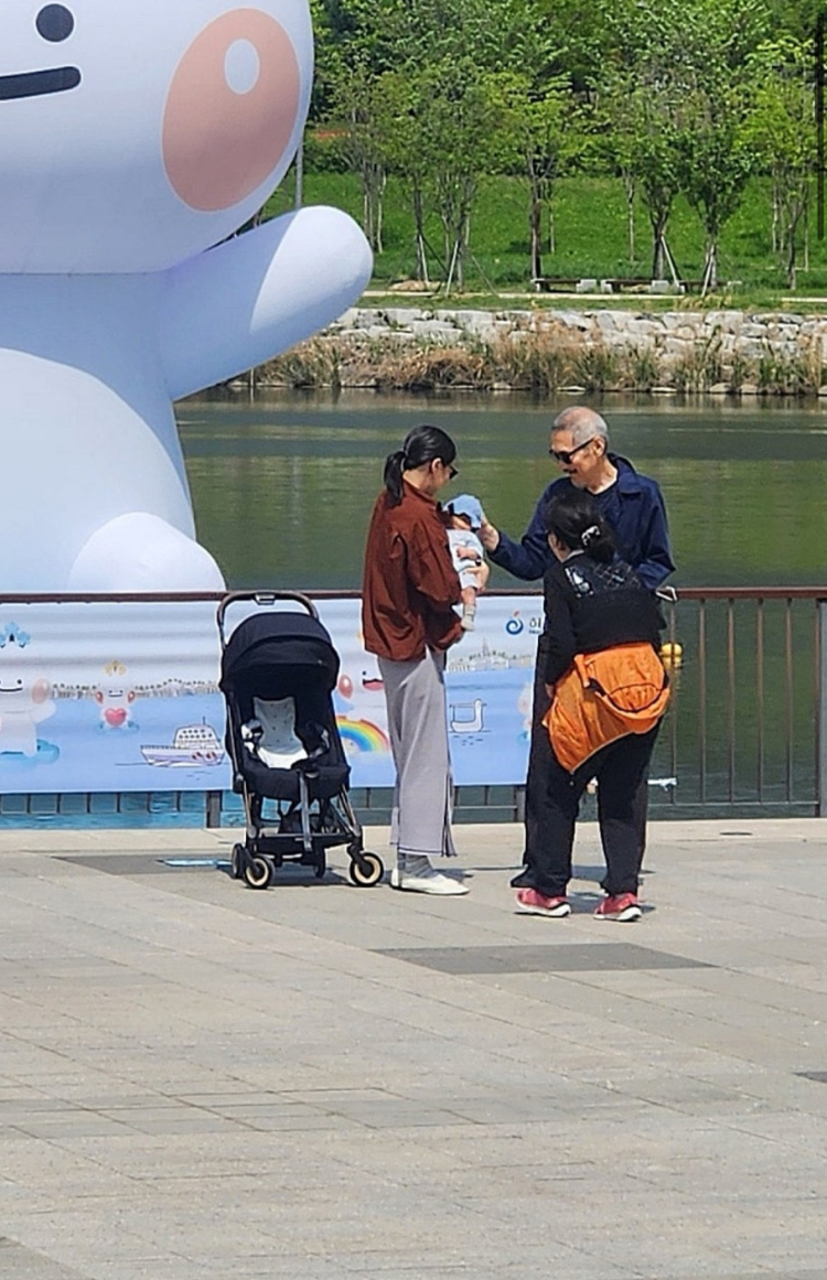金敏喜生子后状态洪尚秀金敏喜带孩子散步 ​​​​25日，韩国网友晒出偶遇洪尚秀与