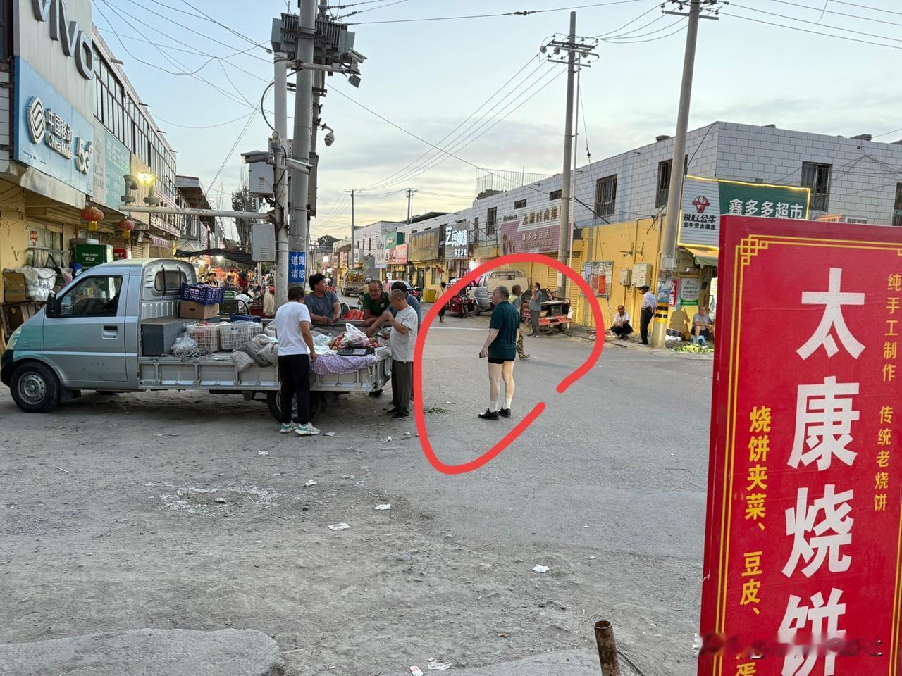 这人的皮肤也太抗晒了吧？
咋晒都不见黑，照样白白嫩嫩的，
真是让人羡慕坏了！