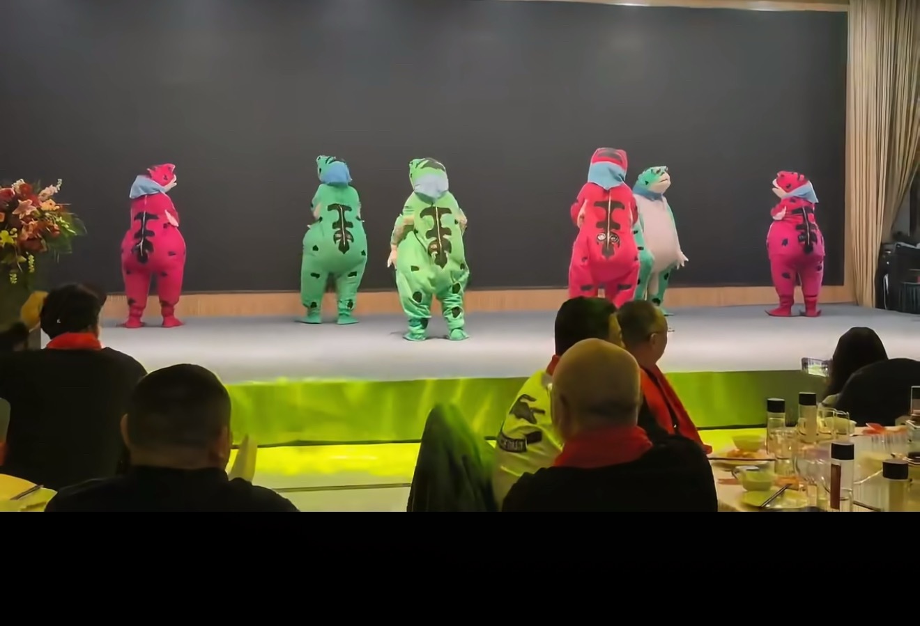 这是把全世界的显眼包都招来了吗年关将至，各大公司的年会轮番上线，直接变身创意秀场