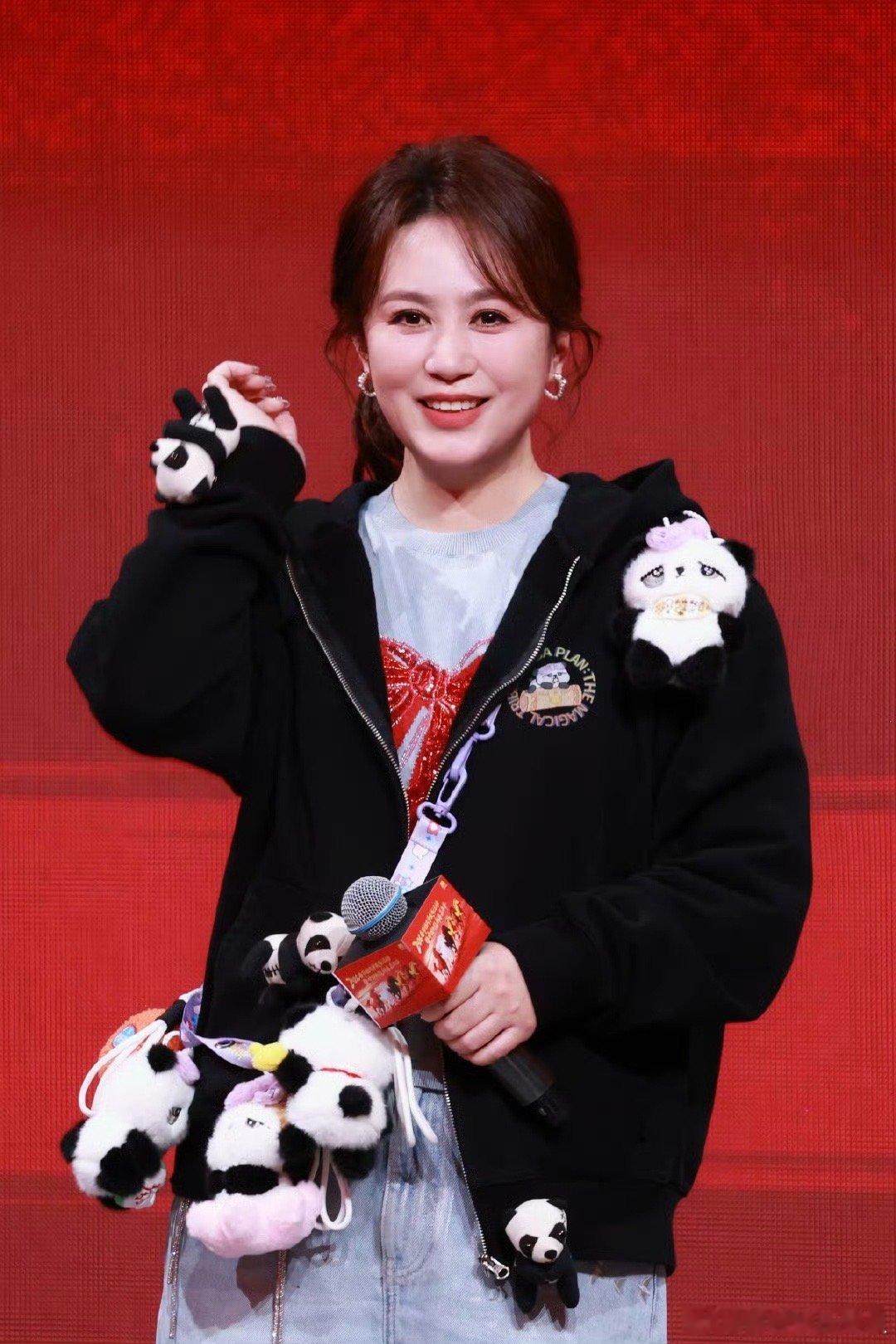 不愧是马丽送祝福都这么有梗 马丽的新春祝福主打一个“双标”快乐！切换部落族长身份