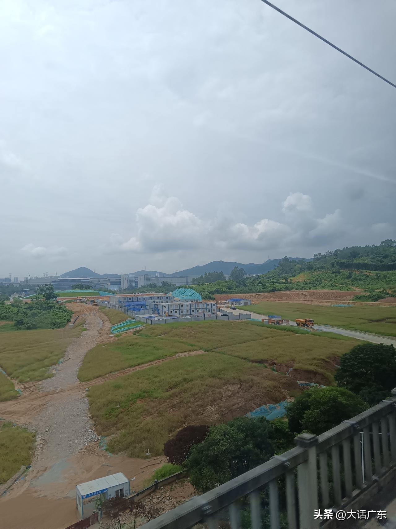 广东城轨的站点普遍设置得比较偏僻。在人口密集区域布设的站点并不多，多数普通居民前