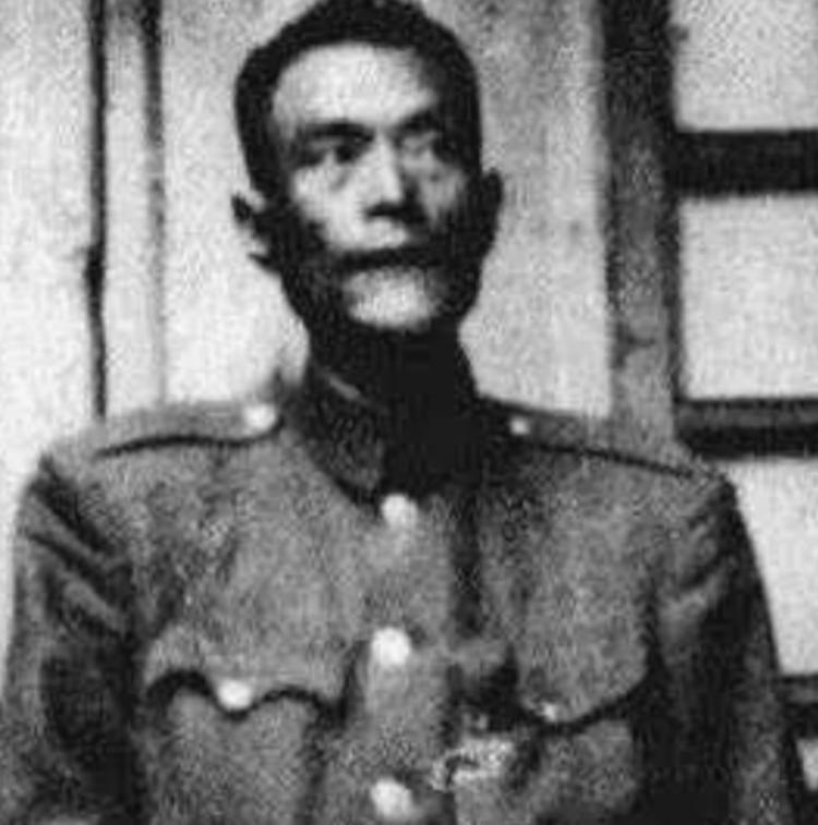 1950年的台北，一个男人刚从飞机上走下来，心里的石头总算落了地。

他从南京跑