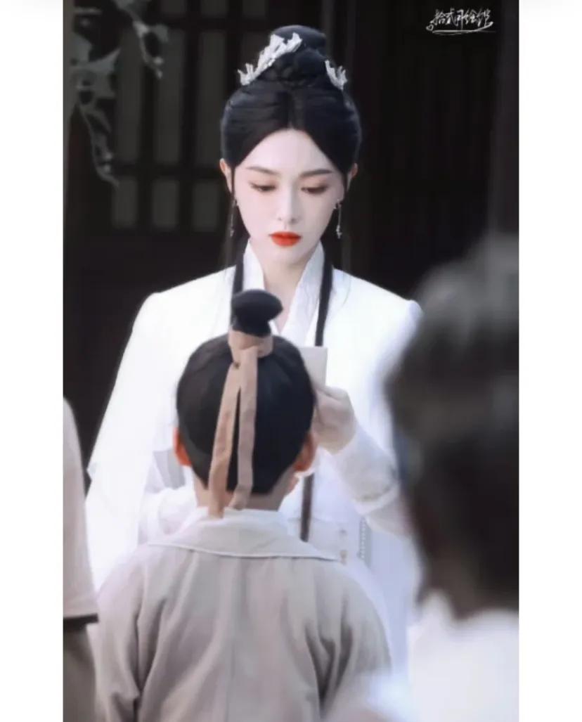 为什么?为什么?为什么啊?
2023年了……为什么仙侠剧都是造型还是这个样子啊…