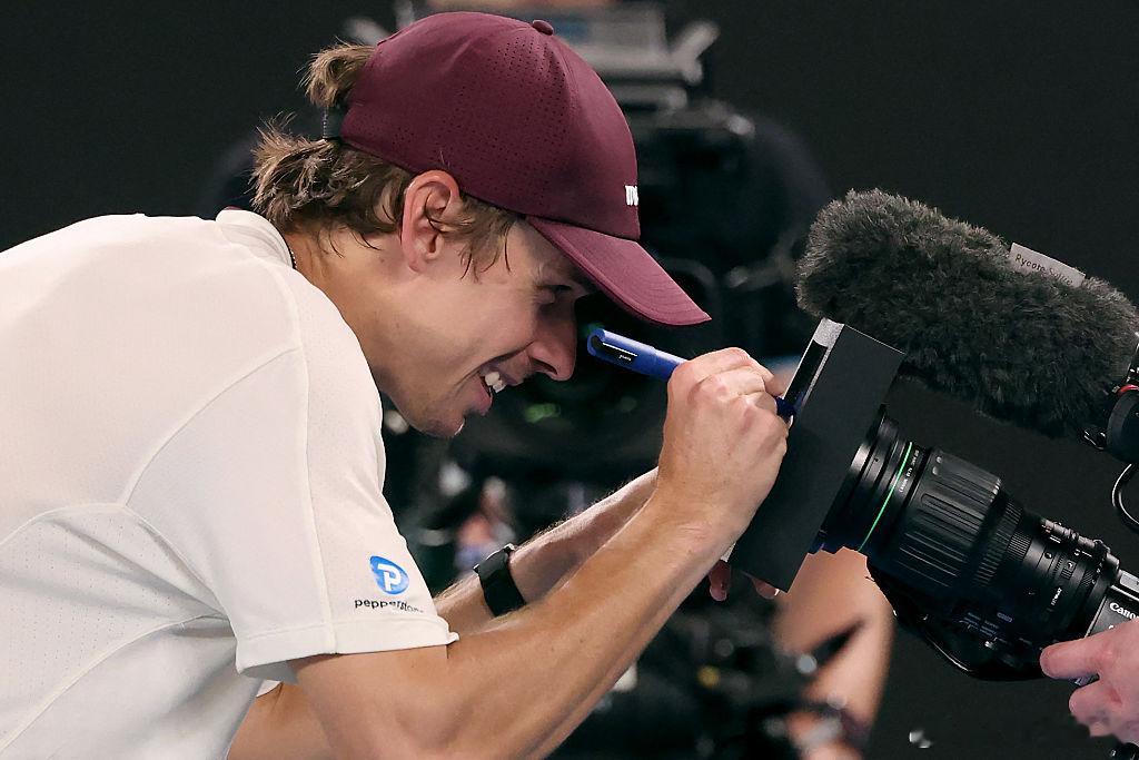 赢球不忘撒糖🍬德米纳尔获胜后在镜头前大秀恩爱，今日份狗粮请查收🤣网来不息AT