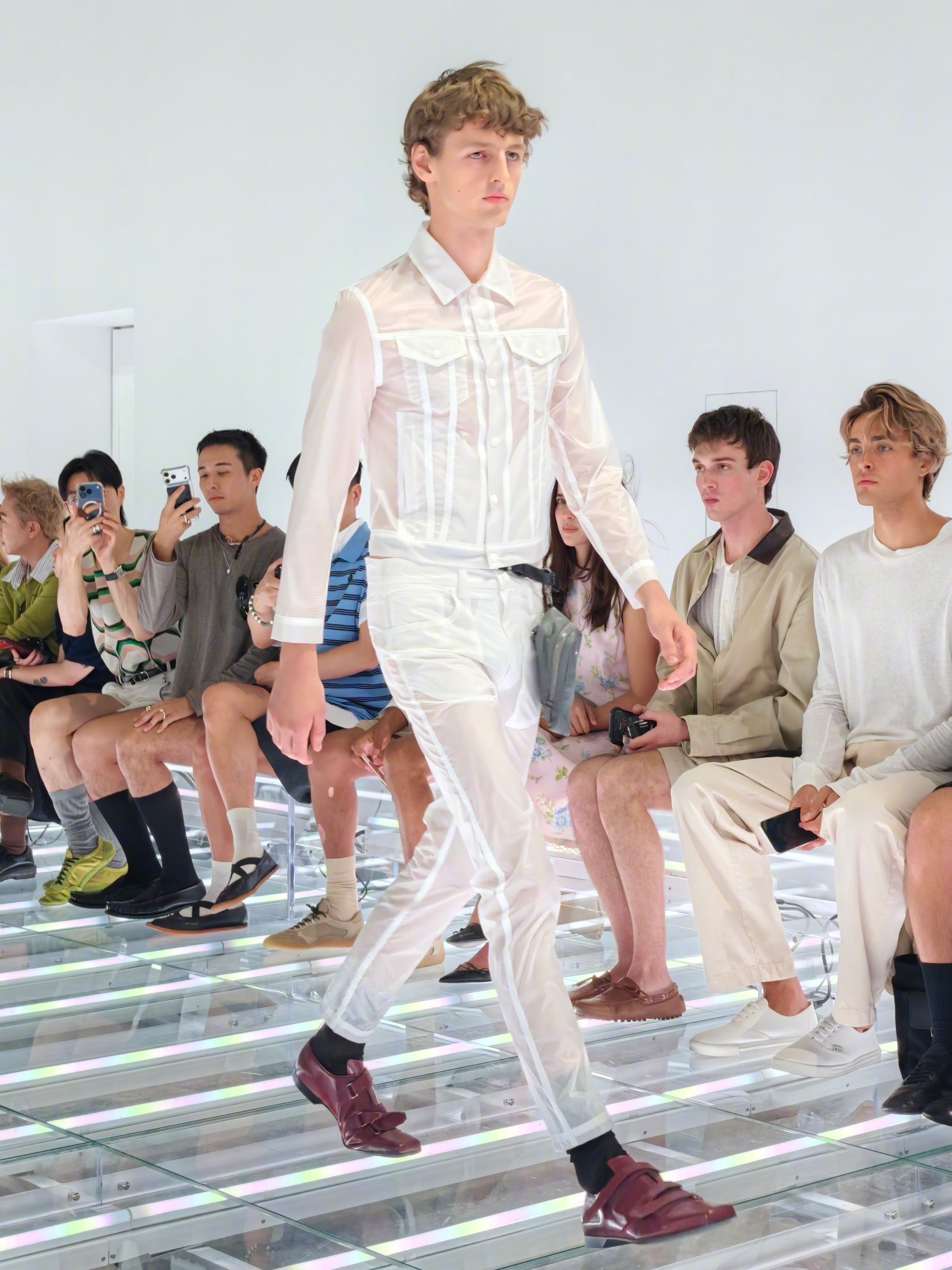 PRADA 27春夏男装系列在我眼中宛如误入了少年们的游戏局，欢快、跳跃、天马行