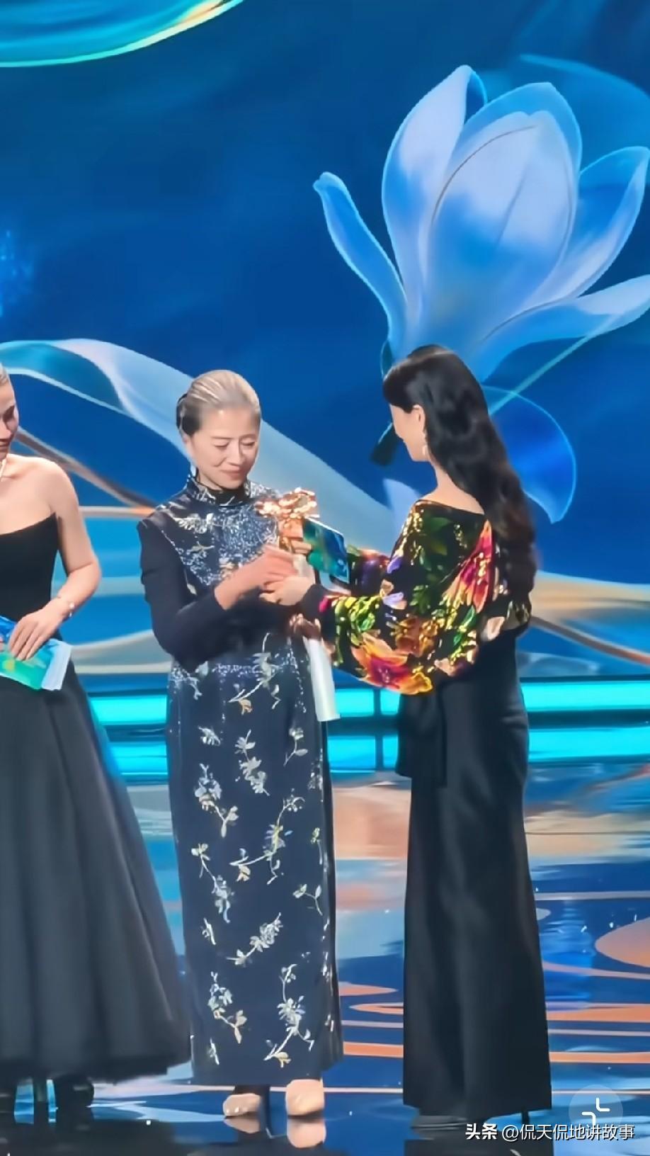 真没想到迟蓬这位资深老戏骨如今才拿下白玉兰女配。我平时不常追剧，却总能在多部剧里
