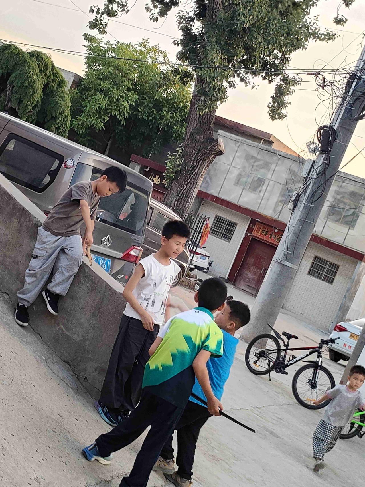 我的今日状态：😁轻松愉快
我这里的天气：🌤️多云 暮色漫过老街院墙，树下孩童