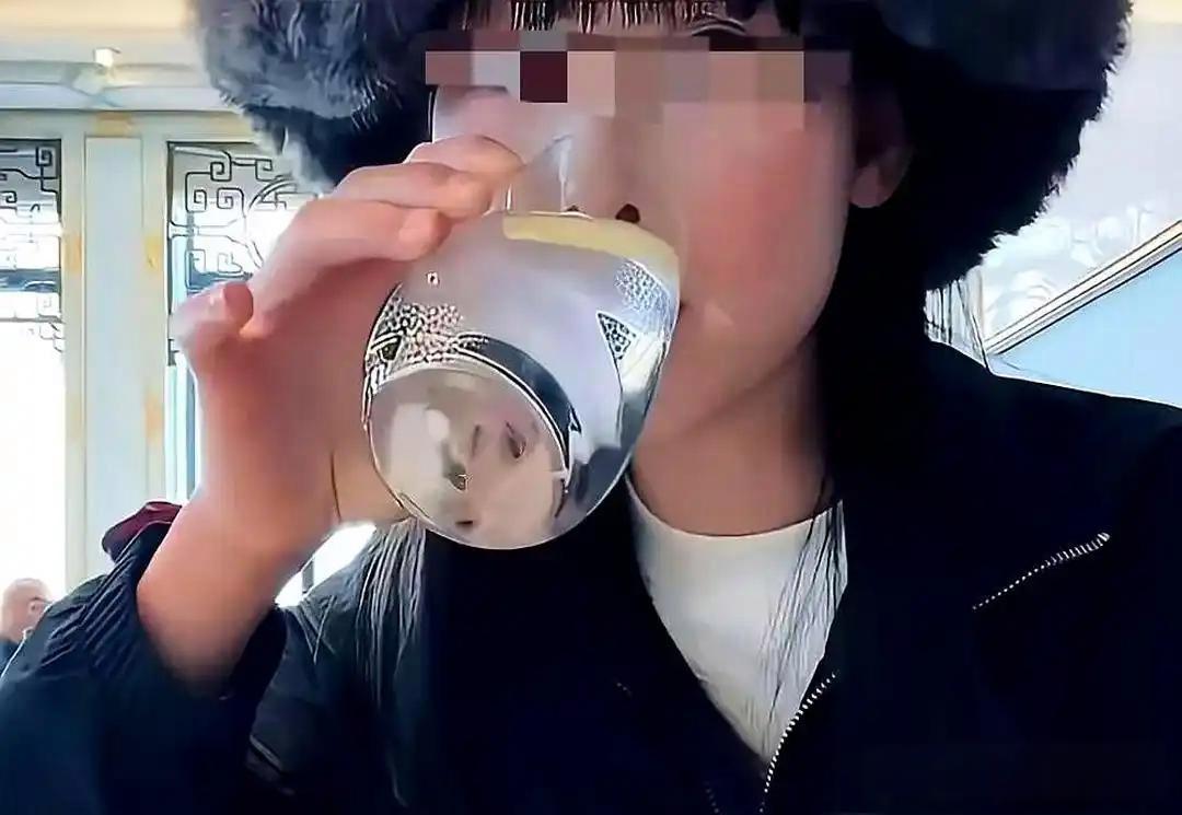 上海和平饭店惊现“硬核打卡”！24岁姑娘只点米饭白水，29.1元吃出百万气场
 