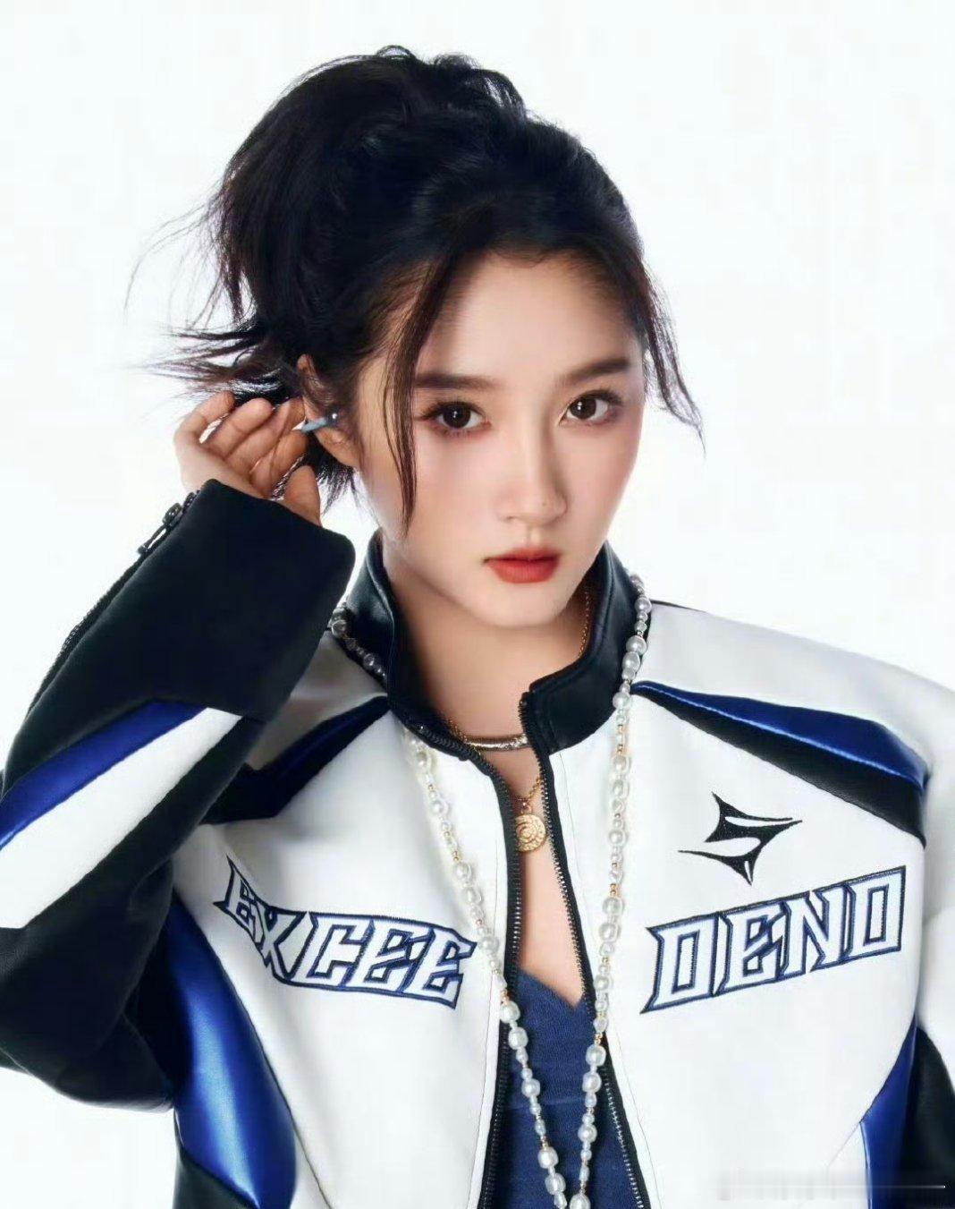 关晓彤机车服神图 关晓彤妆造正确✔️高马尾➕机车服，又飒又美，完全是甜酷学姐来的