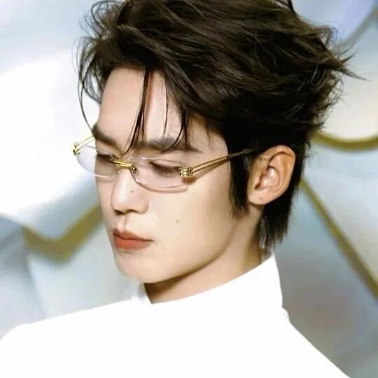 于适这次登上《HERO》中文版八月刊封面，预告里那把摇滚吉他和背影轮廓，精准戳破