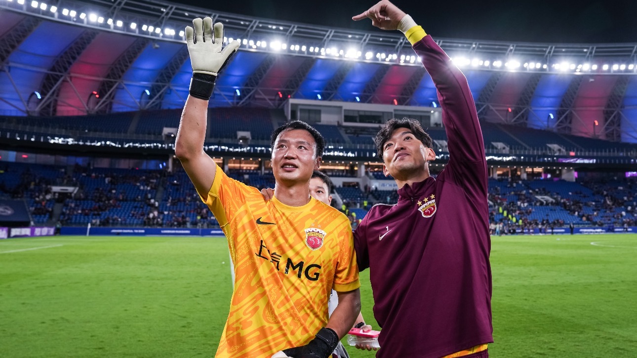 当上海海港在柔佛新山的主场被狂轰48脚射门时，27岁的替补门将陈威成了唯一的遮羞