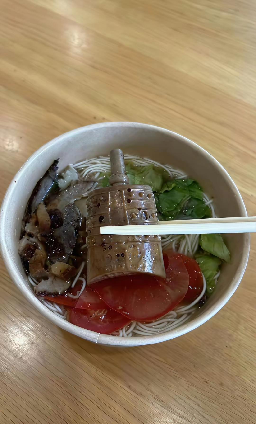 在西安这座千年的古城，居然能吃到一个战国的卤蛋，真是喜闻乐见呀。

商家把鸡蛋都