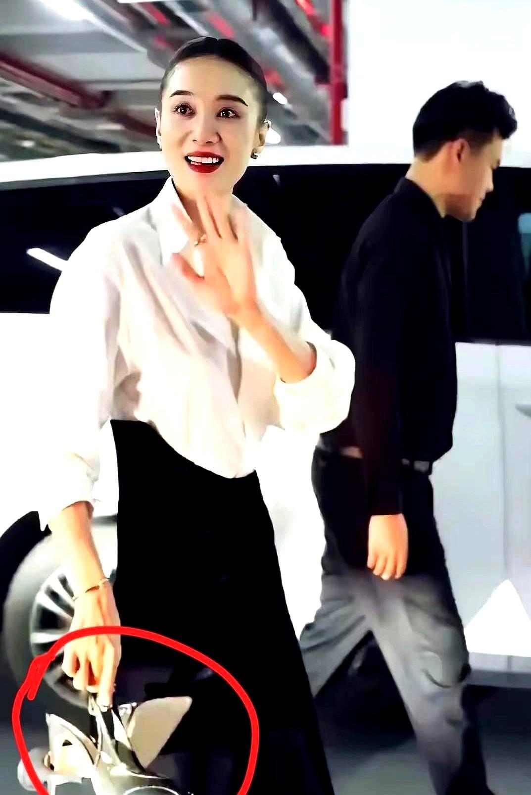 宋佳红毯换酒店拖鞋那事儿，当时评论区直接炸锅！有人夸松弛感拉满，有人酸“咖位大就