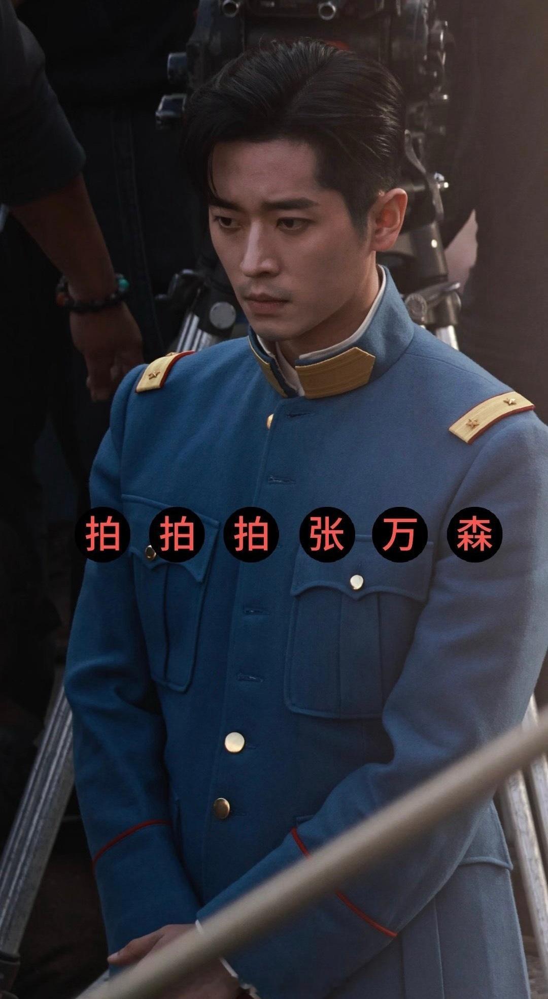 丞磊这个被捕的妆还挺真实的，没打什么粉底胡渣都留着。不是那种化着美美的妆脸上糊几