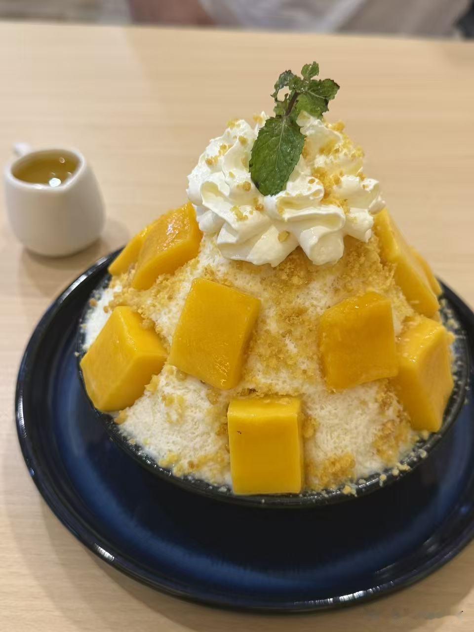 闺女落地曼谷。
安排稳当之后先去吃了一顿美食，咔咔咔给我发过来一堆的图片。
她说