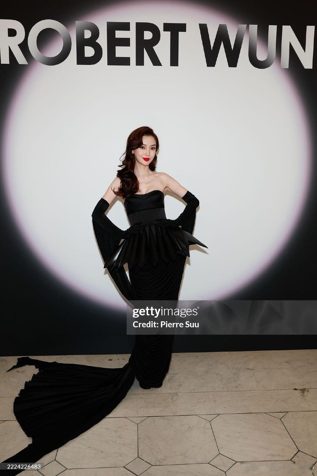 angelababy 妈妈级别说真的，鼻姐这第二套造型哪是 “妈妈级” 啊，是 