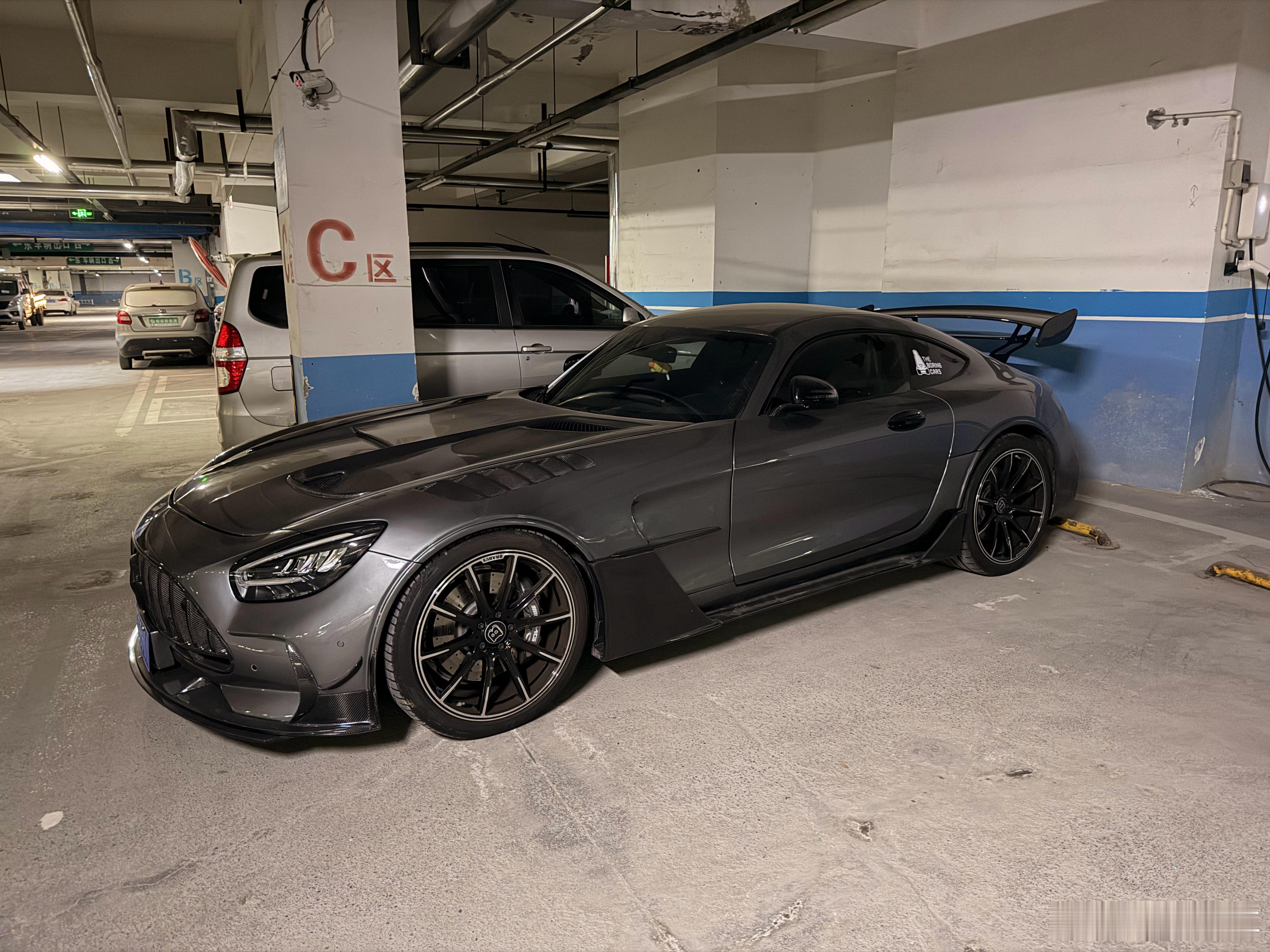 在小区地库瞅见个这个AMG GT我就想问问车主，下地库卡底盘子不……蘑菇聊车