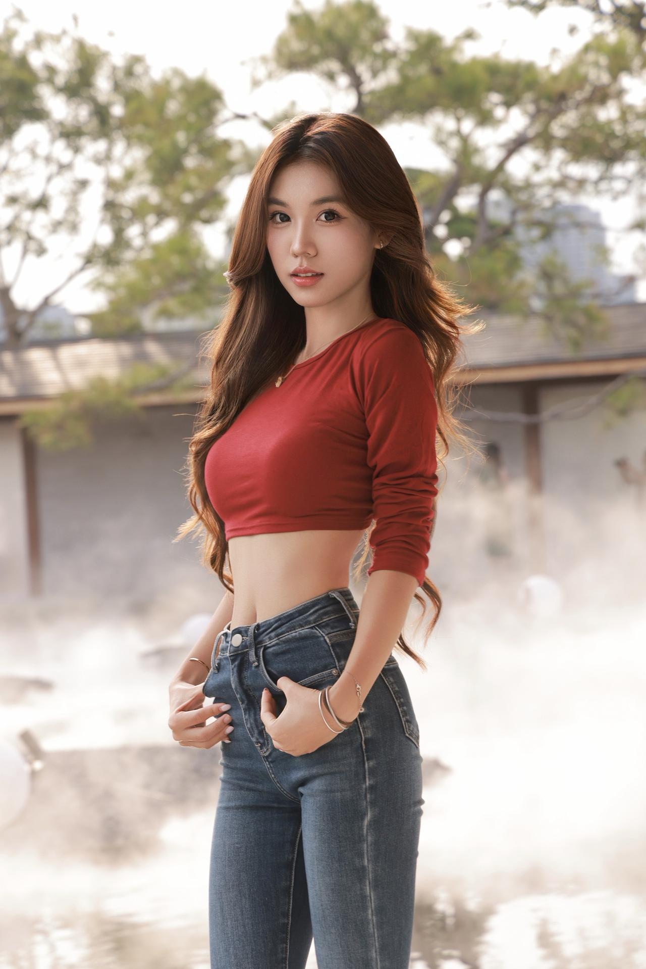外拍穿搭 阳光遇上白月光穿搭 牛仔裤女神 随拍look 户外辣妹大片