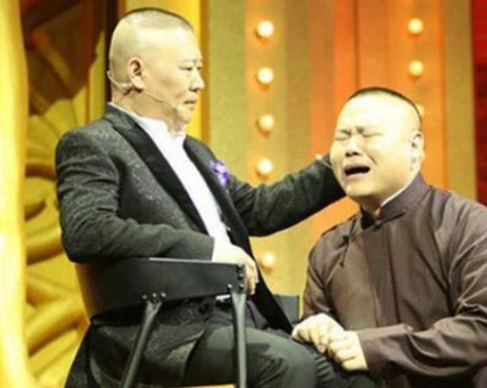 2015年，岳云鹏演出赚了200万，他拿出120万交给德云社，可郭德纲却说：“你