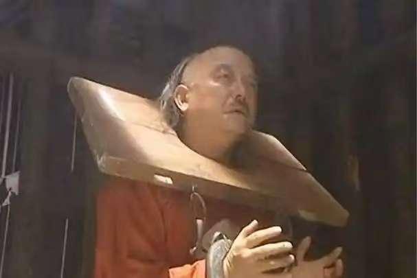 和珅府上六百仆人，主人一死全遭殃，大管家刘全竟被冷水活活冻死
 
你敢信吗？乾隆