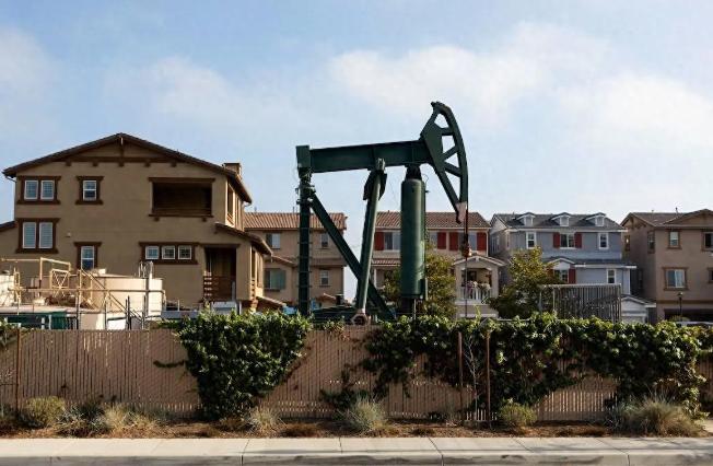 油价涨得离谱，美国联邦政府不想着好好调控，反倒打起来加州老百姓家门口的主意，非要