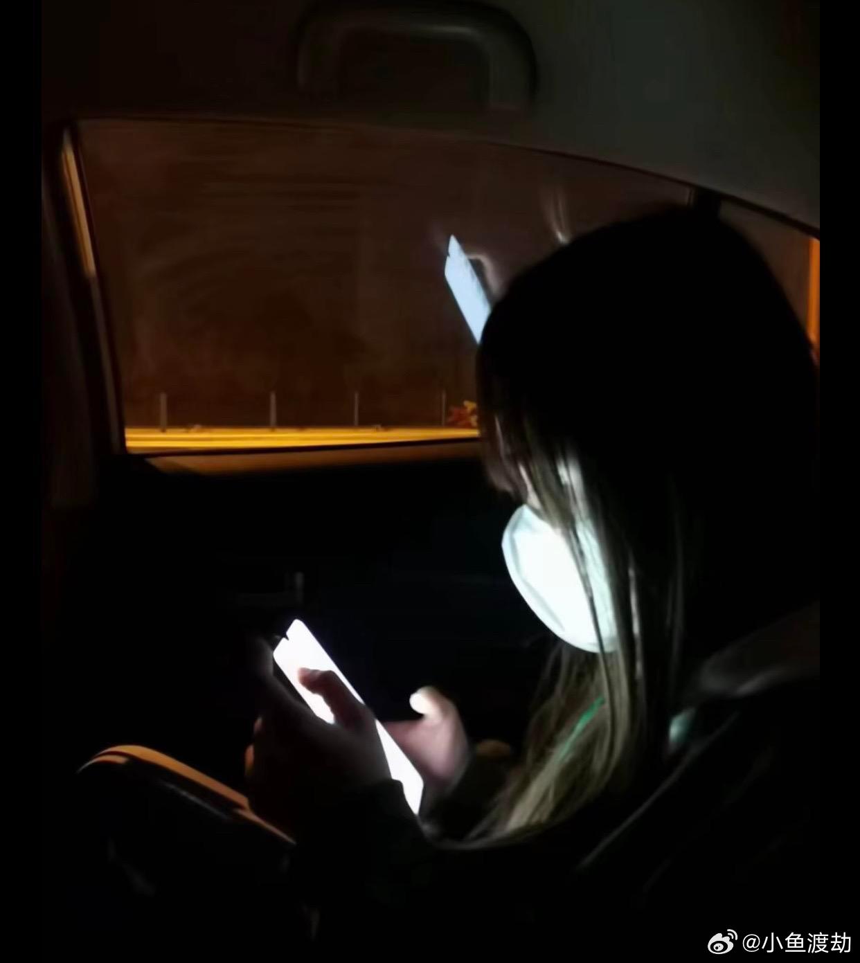 镜子里的两个人你早上洗脸的时候，抬起头看镜子。水滴从你的下巴滑下来，你看着镜子里