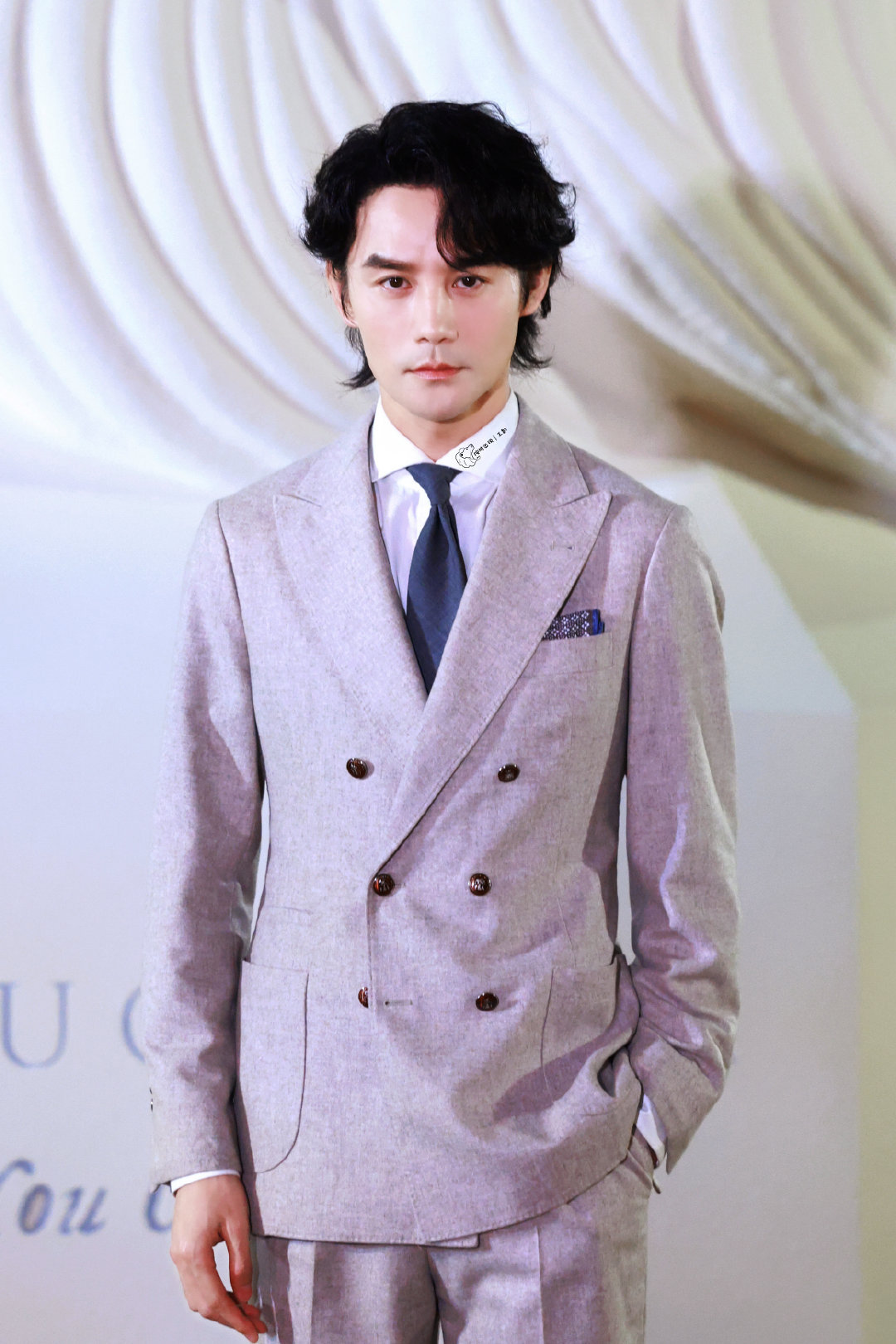 王凯一亮相就把氛围感拉满！自带降维打击的颜值buff，随便一个镜头都勾人，松弛又