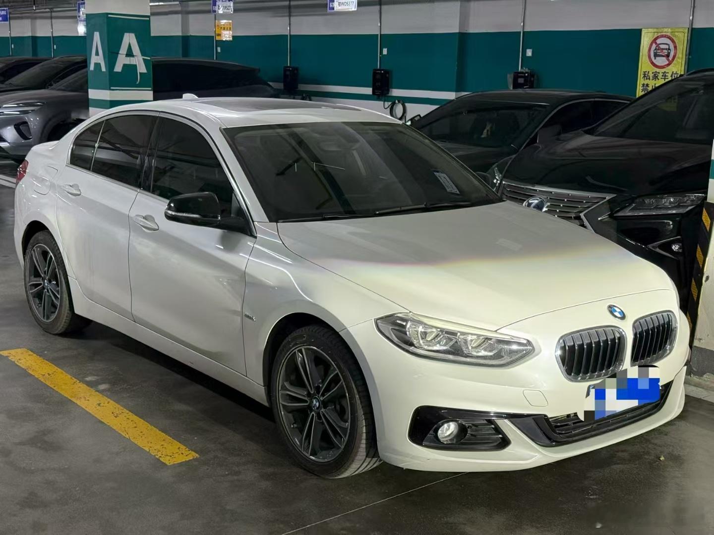 大晚上拿下 好大哥一手宝马118i 前几天他把奇峻卖给我了 这台车实际上是嫂子一