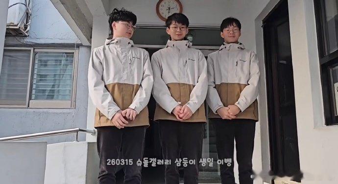 宋家14岁三胞胎身高宋家三胞胎都这么高了宋家三胞胎都这么高了，当年靠可爱表情包火