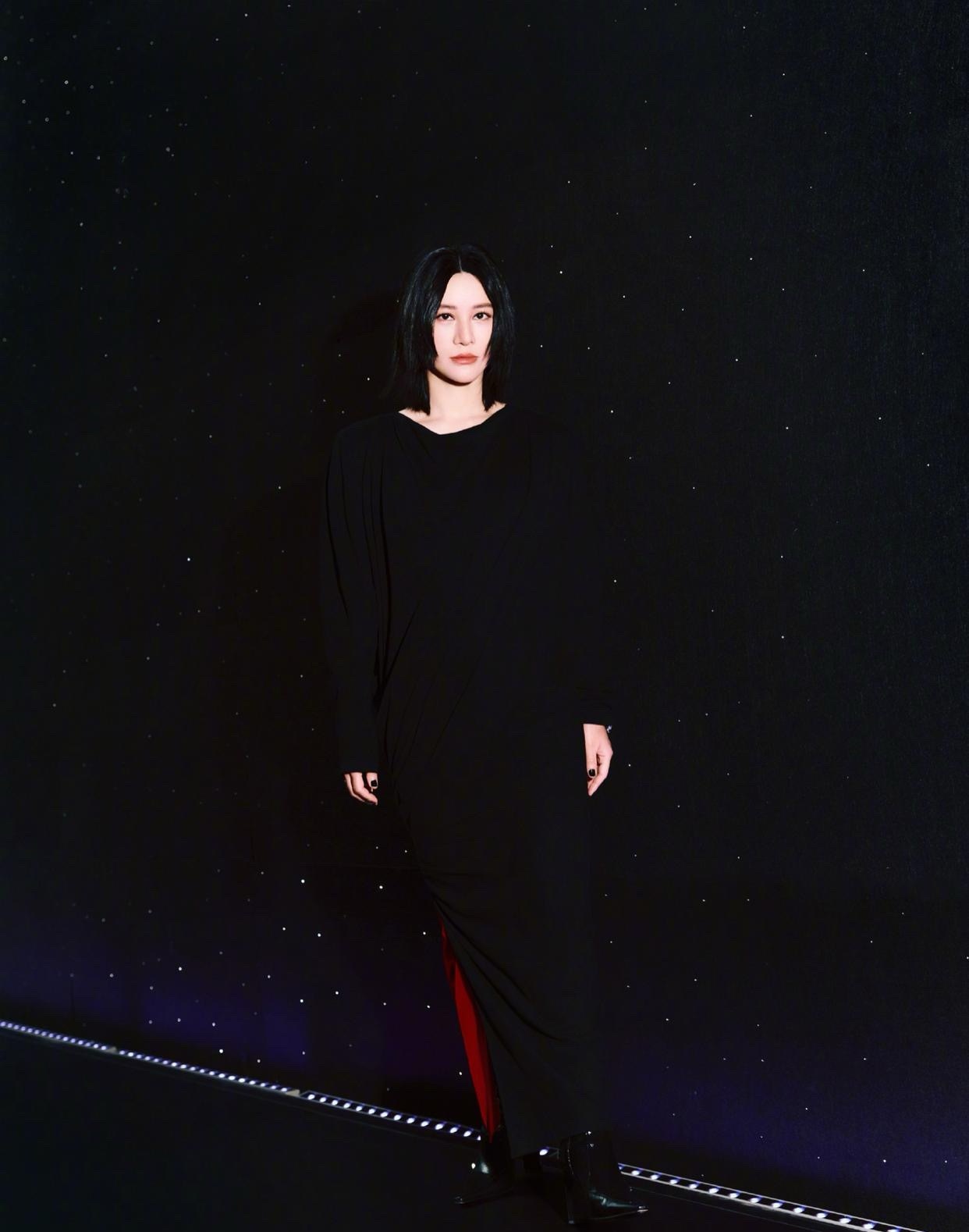 命运的齿轮又将尚雯婕和谭维维联系在一起了，没人觉得尚雯婕的脸和谭维维越来越像了吗