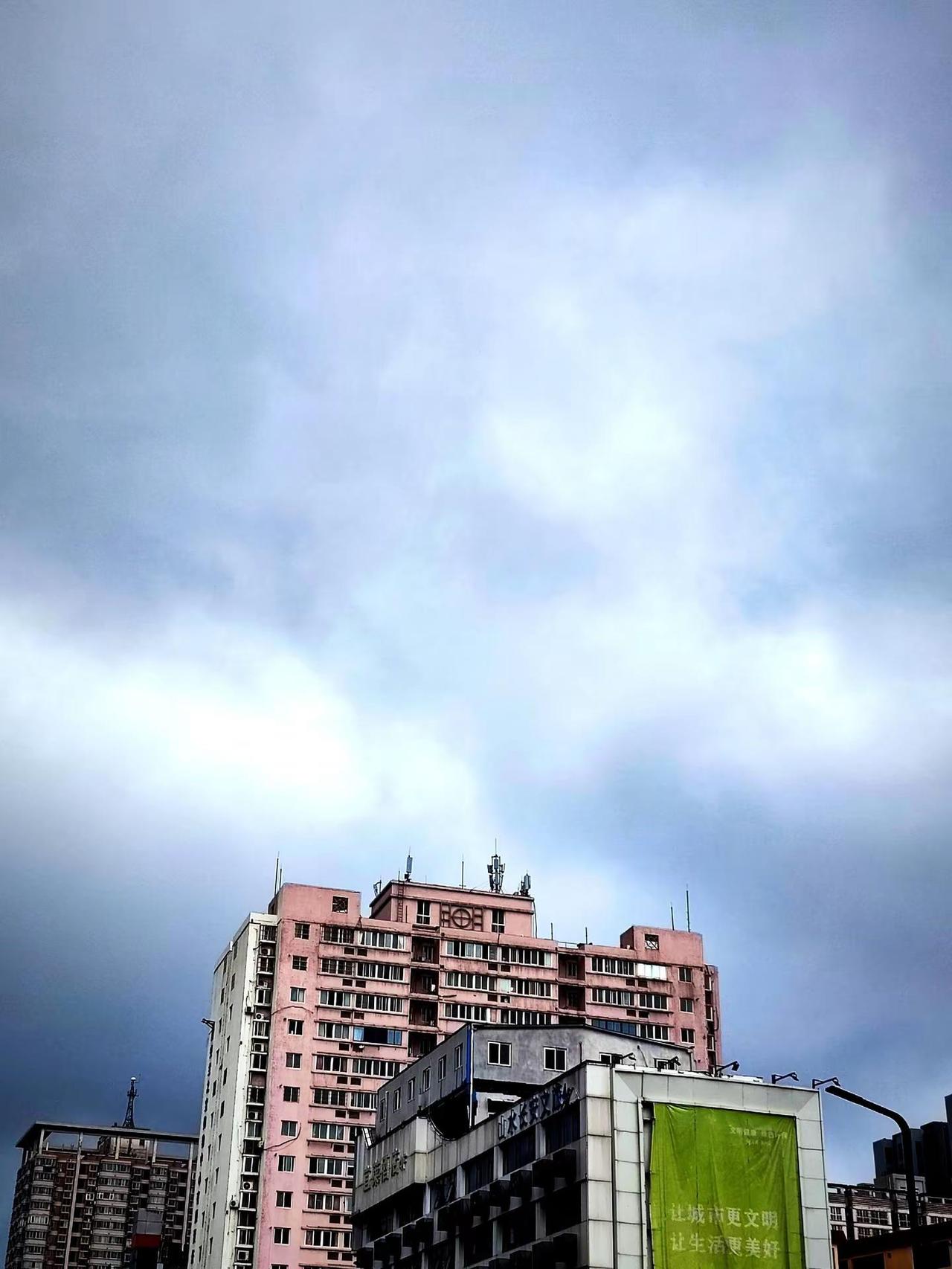 阴雨连绵的天气，最近西安一直这样。下完雨整个空气都是舒服的感觉一起都干净了也安静