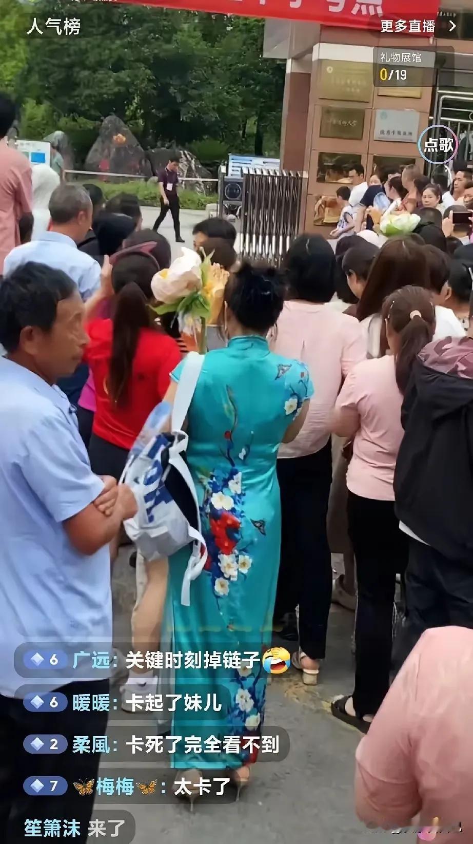 喧嚣热闹下的高考绝非教育的好事！
教育应该安静，作为教育一个环节的高考也该安静，