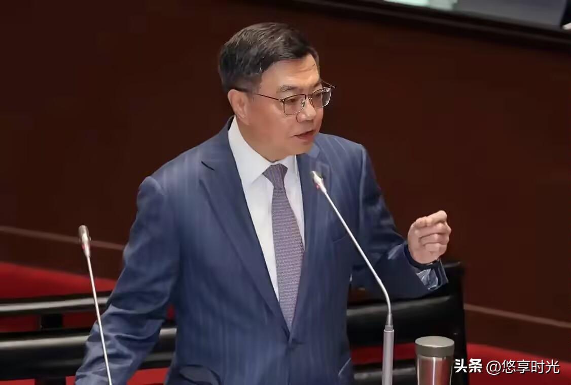 霍尔木兹海峡堵死的第三天，台湾行政院长取消全部上午行程，紧急召集财政、金管、经济