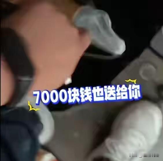 “天地良心！”上海，男子上门给一老人开锁，开完，老人塞给他一个袋子，他打开瞬间惊