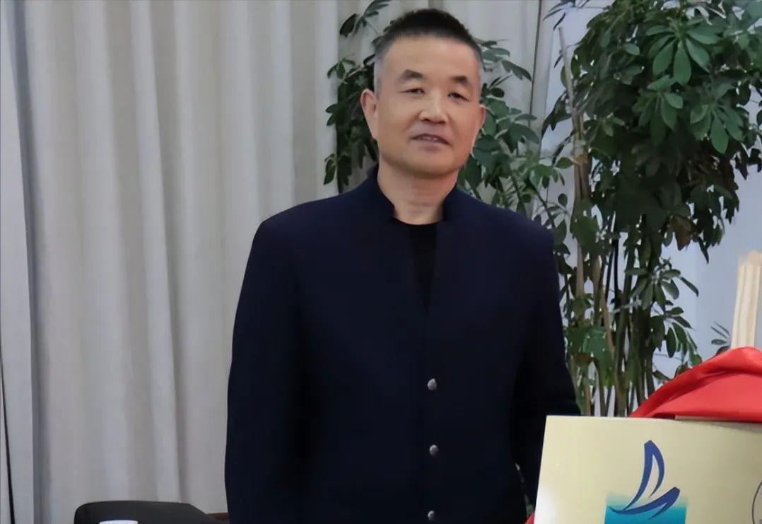 8 天前还主持董事会！安徽尹正龙 60 岁去世，上亿身家难抵意外。
 
2025