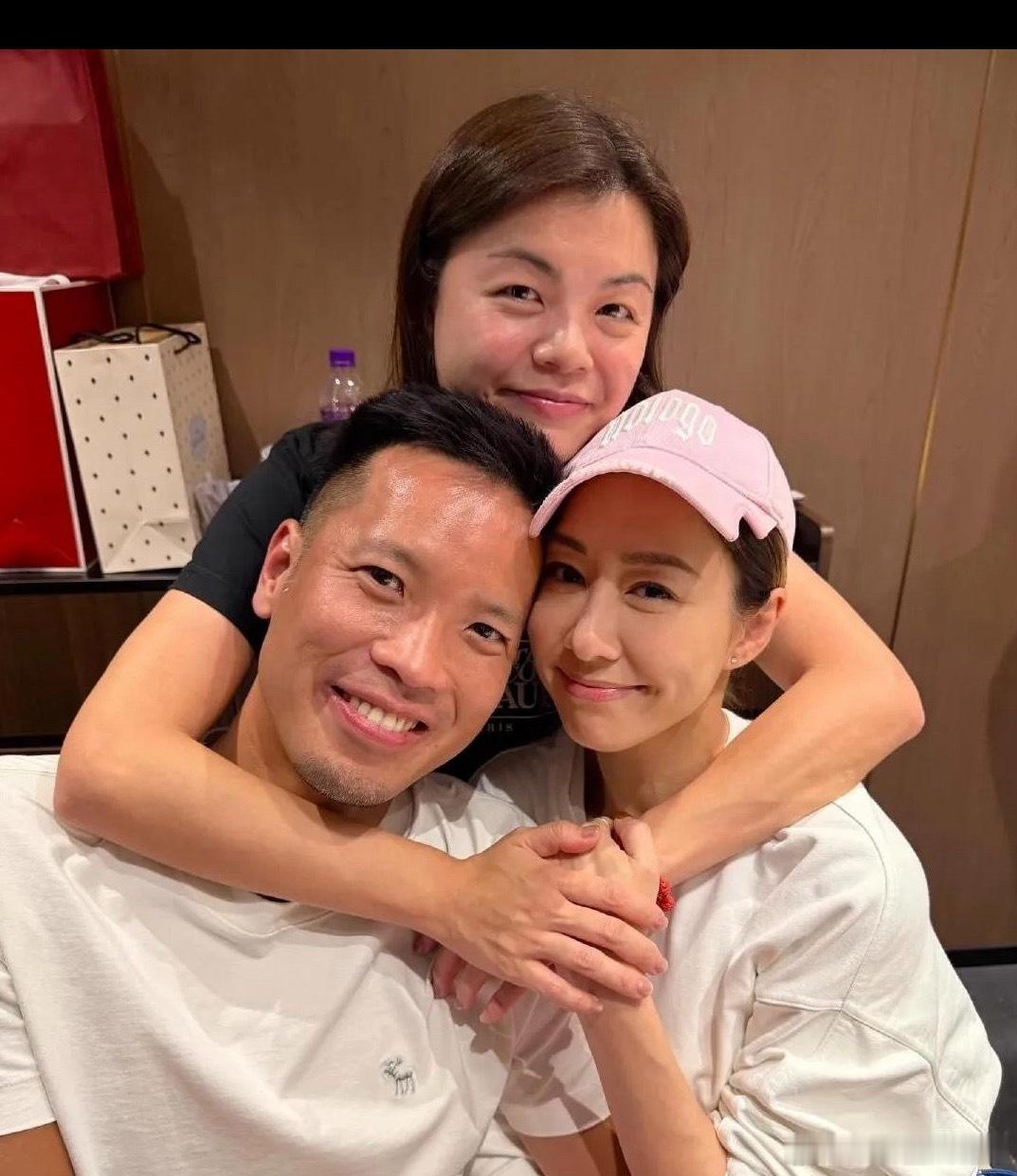 TVB视后胡定欣带着外科医生老公陈健华和一帮圈内好友聚餐，在场的其他明星有黄日华