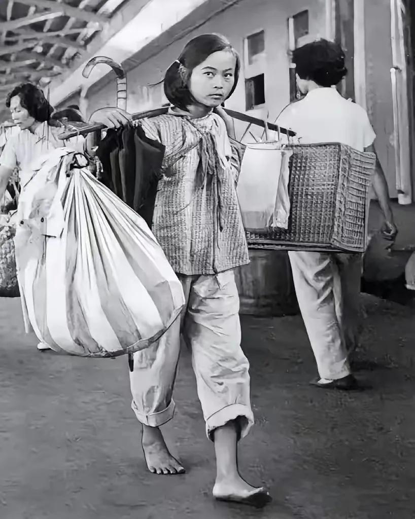 老照片回忆录：前往大城市谋生，那眼神里满是坚定与毅力。为了生存，勇敢地前行，即便