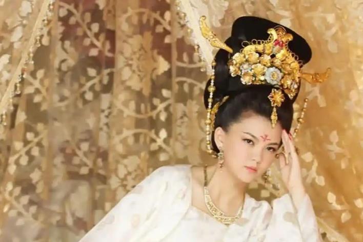 [微风]公元698年，太平公主在一个夜晚宠幸了四名男子。到了第二天清早，丫鬟们低